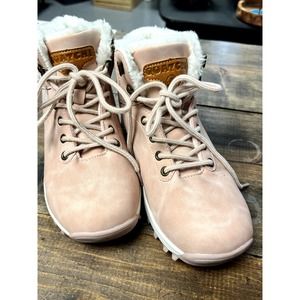 Like New Pink sherpa lined Quatchi boots